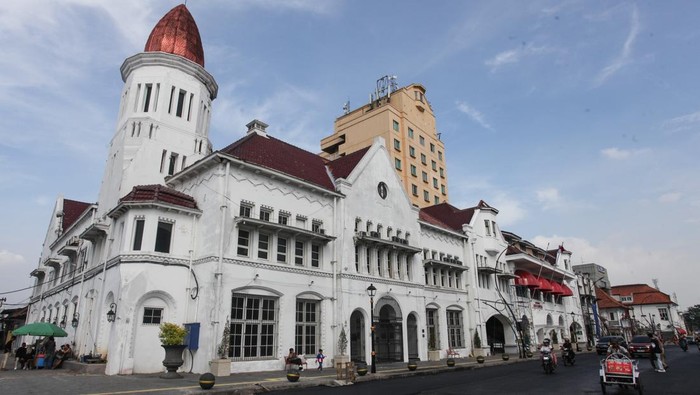 Pengendara kendaraan bermotor melintas di Jalan Rajawali, Surabaya, Jawa Timur, Sabtu (8/6/2024). Pemerintah Kota Surabaya mempercepat pengerjaan revitalisasi infrastruktur Kota Lama di kawasan itu yang ditargetkan akan diresmikan pada pertengahan bulan Juni 2024 menjadi salah satu destinasi wisata sejarah di Surabaya. ANTARA FOTO/Didik Suhartono/nz