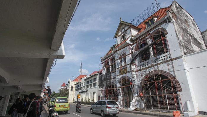 Revitalisasi Kota Lama di Surabaya Pengendara kendaraan bermotor melintas di Jalan Rajawali, Surabaya, Jawa Timur, Sabtu (8/6/2024). Pemerintah Kota Surabaya mempercepat pengerjaan revitalisasi infrastruktur Kota Lama di kawasan itu yang ditargetkan akan diresmikan pada pertengahan bulan Juni 2024 menjadi salah satu destinasi wisata sejarah di Surabaya. ANTARA FOTO/Didik Suhartono/nz