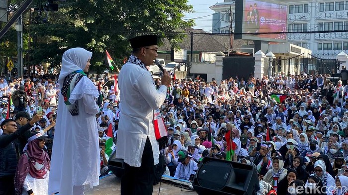 Ridwan Kamil dan Atalia Praratya di tengah aksi bela Palestina di Kota Bandung, Sabtu (8/6/2024).