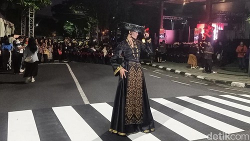 Salah satu model memperagkan busana dalam ajang Denpasar Fashion Street (DFS)  di Jalan Mulawarman Denpasar, Bali, pada Sabtu (8/6/2024). (Foto: Ni Made Lastri Karsiani Putri/detikBali)