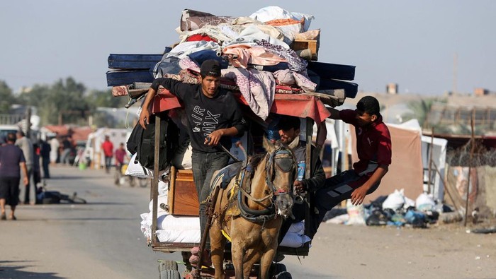 Sedih! Kini Tidak Ada Lagi Tempat Aman di Gaza Palestinians flee Rafah due to an Israeli military operation, amid the Israel-Hamas conflict, in Rafah, in the southern Gaza Strip, June 7, 2024. REUTERS/Hatem Khaled
