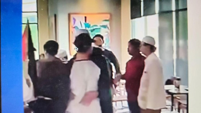 Sejumlah oknum anggota organisasi kemasyarakatan (ormas) menggeruduk salah satu kafe di Makassar (repro/dok ist)