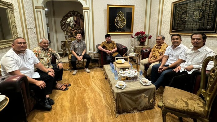Sekjen Gerindra Ahmad Muzani bertemu Ketua Dewan Syura DPP PKS, Salim Segaf Al-jufri. Sejumlah elite dari kedua partai turut mengikuti pertemuan tersebut. (dok. Istimewa)