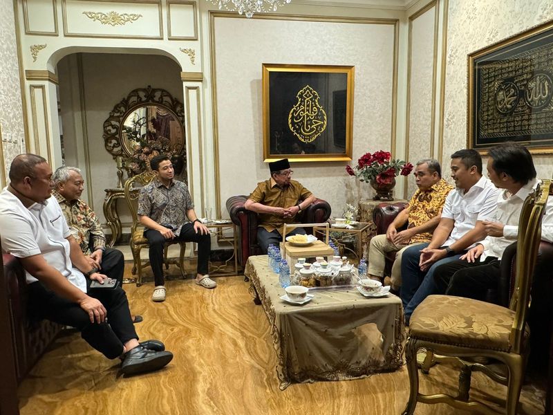 Sekjen Gerindra Ahmad Muzani bertemu Ketua Dewan Syura DPP PKS, Salim Segaf Al-jufri. Sejumlah elite dari kedua partai turut mengikuti pertemuan tersebut. (dok. Istimewa)