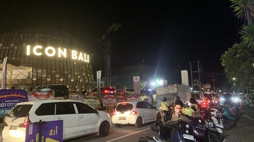 Situasi di depan Icon Bali Mall di Jalan Danau Tamblingan, Sanur, Denpasar, Sabtu (8/6/2024). (Foto: Rizki Setyo/detikBali)
