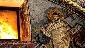 Santo Lawrence: Santo Lawrence adalah diaken Romawi di bawah Paus Sixtus II, bertugas antara 257 dan 258 M. Kaisar Romawi Valerian menganiaya umat Kristen dan memerintahkan eksekusi pemimpinnya. Banyak tokoh Kristen terbunuh termasuk Paus Sixtus II dan Saint Lawrence. Legenda mengatakan Lawrence ditempatkan di atas bara api dan dimasak sampai mati. Dia kini jadi santo pelindung para koki. Kisah ini dicatat penyair bernama Prudentius dan St. Ambrose dari Milan. Namun, beberapa sejarawan modern menentang cerita ini, dengan teori Lawrence dipenggal seperti Paus Sixtus II. Foto: Liturgical Arts Journal