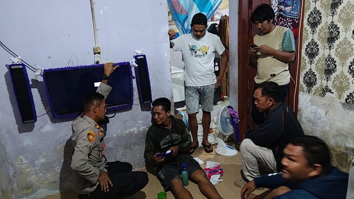 Suami (tengah, duduk) penyandera istri di Bangka Barat diamankan polisi sebelum kabur.