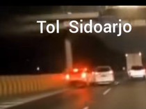 Viral Avanza Masuk Parit Tol Jadi Korban Tabrak Lari Mobil Lewat Bahu Jalan