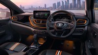 Nuansa balap juga terlihat di bagian interior kendaraan. Tata Motors memadukan warna hitam, putih dan jingga di area jok, dasbor dan lingkar kemudi. Selebihnya, tak ada yang baru dari Altroz Racer. Foto: Doc. Tata Motors.