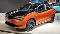 Tata Altroz Racer secara tampilan mirip varian regular yang telah dipasarkan di India sejak lama. Hanya saja pabrikan memberikan kesan balap melalui warna ngejreng dengan aksen garis di area kap mesin. Foto: Doc. Tata Motors.