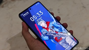 Layar HP ini menggunakan panel AMOLED berukuran 6,78 inch dengan refresh rate 120Hz. Bezelnya dibuat tipis hanya 1,3 mm dan dilengkapi speaker ganda yang mendukung Dolby Atmos. / Foto: Adi Fida Rahman/detikINET