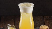 Temu Rene ini memiliki aroma persis mangga kweni, tapi sangat lembut. Rasanya tak sepahit jamu pada umumnya, justru berpadu nikmat dengan rasa asam segar lemon dan manis yang lembut dari madu. Foto: dok. Acaraki / detikFood