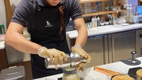 detikFood sempat mencicipi menu Temu Rene dari bahan temu mangga itu. Proses penyeduhannya tak seperti jamu tradisional, tapi menggunakan teknik menyeduh kopi, yaitu French Press. Foto: dok. Acaraki / detikFood