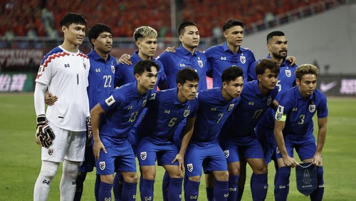 Soccer Football - World Cup - AFC Qualifiers - China v Thailand - Shenyang Olympic Sports Center Stadium, Shenyang, China - June 6, 2024 Thailand players pose for a team group photo before the match REUTERS/Tingshu Wang