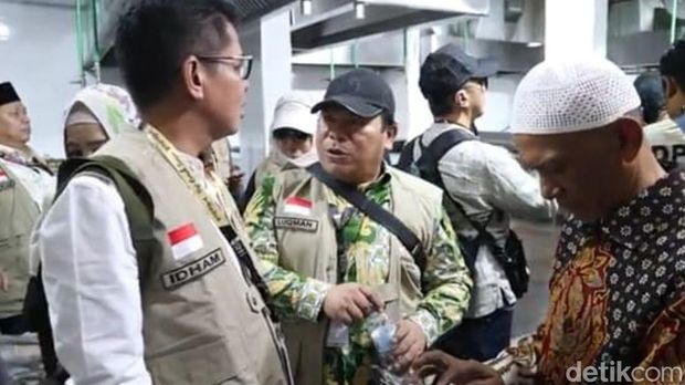 Timwas Haji DPR mengecek sejumlah fasilitas jemaah haji asal Indonesia, salah satunya makanan. Timwas menyoroti bahan baku makanan yang diimpor dari Thailand. (Mei Amelia/detikcom)