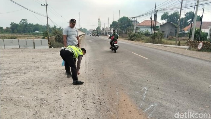 TKP kecelakaan maut pemotor vs truk di Probolinggo