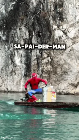 Unik! Ada 'Spider-Man' Jualan Es Krim di Atas Perahu