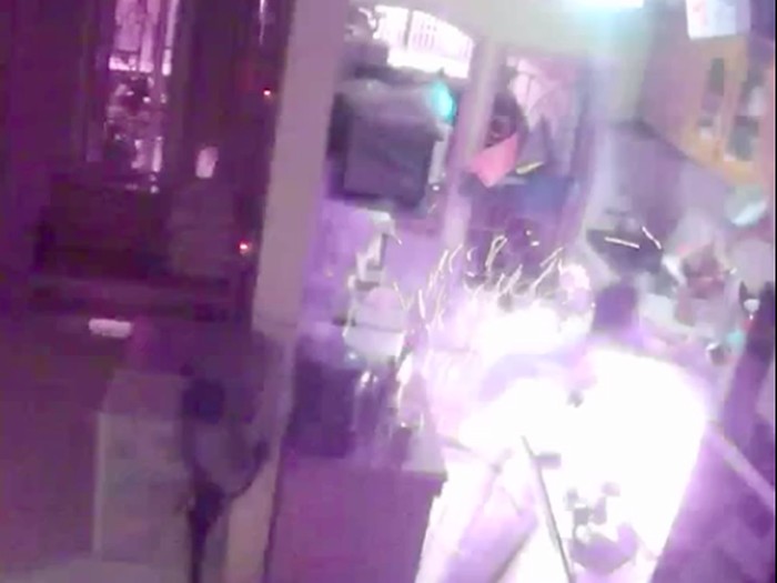 Video ledakan gas LPG di sebuah dapur viral di medsos. Ledakan itu membuat seorang perempuan yang sedang mencuri terdampak dan barang di dapur berantakan. (dok Ist)
