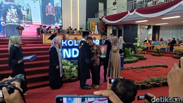 Rektor UMP Assoc Profesor Jebul Suroso memberikan ijazah kepada orangtua almarhum Gilang yang meninggal dunia sebelum diwisuda, Sabtu (8/6/2024).