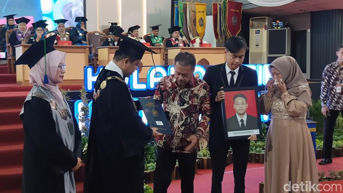 Rektor UMP Assoc Profesor Jebul Suroso memberikan ijazah kepada orangtua almarhum Gilang yang meninggal dunia sebelum diwisuda, Sabtu (8/6/2024).