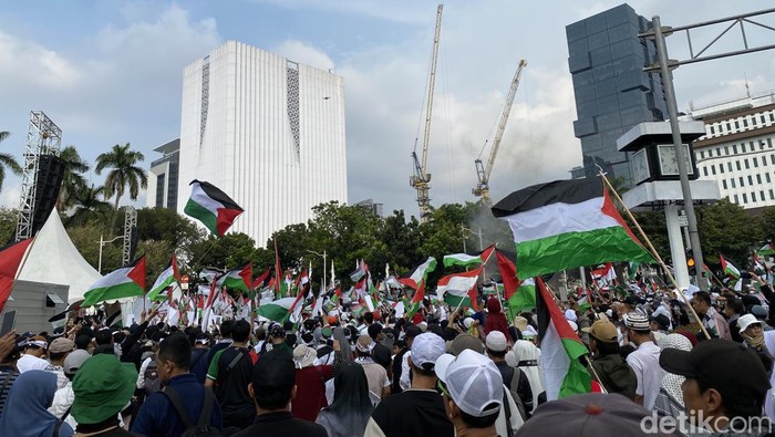 Warga Bandung Ber demostrasi di Lapangan Monas, Menuntut Dukungan untuk Palestina