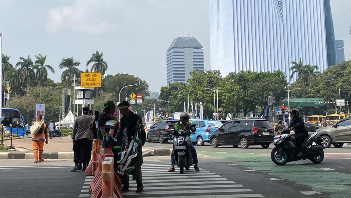 Jalan Medan Merdeka Barat Lumpuh Akibat Gelombang Aksi Solidaritas Palestina