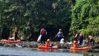 Aksi itu bertujuan untuk mengedukasi masyarakat agar menjaga lingkungan dan tidak membuang sampah di sungai.  