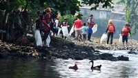 Sejumlah peserta membersihkan sampah di bantaran sungai Ciliwung, Kedunghalang, Kota Bogor, Jawa Barat, Minggu (9/6/2024).