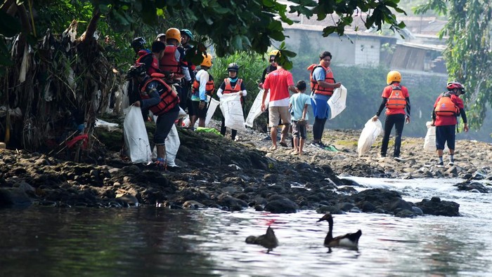 Sejumlah peserta membersihkan sampah di bantaran sungai Ciliwung, Kedunghalang, Kota Bogor, Jawa Barat, Minggu (9/6/2024). Aksi yang diselenggarakan Dinas Lingkungan Hidup Kota Bogor bersama Saung Alkesa yang merupakan rangkaian kegiatan memperingati Hari Lingkungan Hidup Sedunia tersebut bertujuan untuk mengedukasi masyarakat agar menjaga lingkungan dan tidak membuang sampah di sungai. ANTARA FOTO/Arif Firmansyah/YU