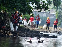 Aksi Bersih-bersih Sampah di Sungai Ciliwung