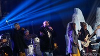 Konser tidak hanya menawarkan hiburan musik yang berkualitas, tetapi juga memberikan pengalaman yang tidak terlupakan.