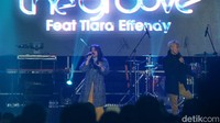 Grup Band The Groove berkolaborasi dengan Tiara Effendy dalam Winter Concert yang berlangsung di Trans Snow World Bintaro, Tangerang Selatan, Sabtu (8/6/2024).