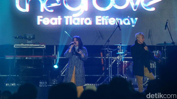 Aksi Panggung The Groove Hangatkan Trans Snow World Bintaro The Groove berkolaborasi dengan Tiara Effendy. Aksi mereka menghangatkan suasana Winter Concert di Trans Snow World Bintaro, Tangerang Selatan.