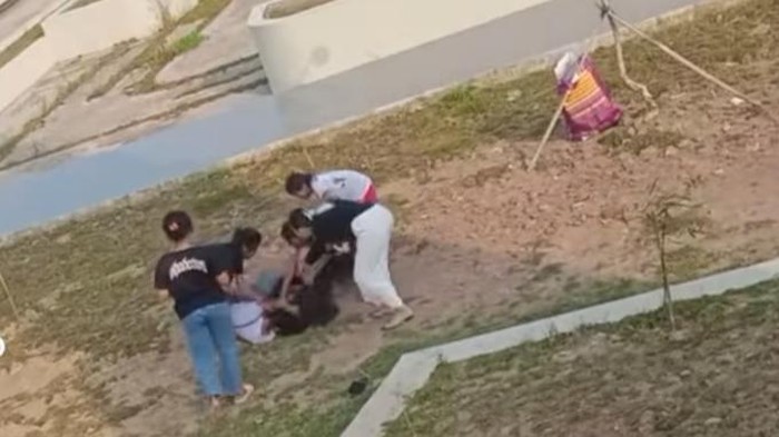 Aksi perkelahian dua remaja putri di danau OPI tertangkap kamera, diduga akibat memperebutkan laki-laki.