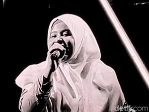 Penampilan Guru-Murid SMA Al Azhar Medan di Konser Alan Walker Jakarta