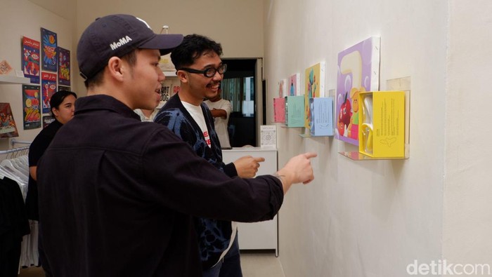 Pameran All the Small Things.