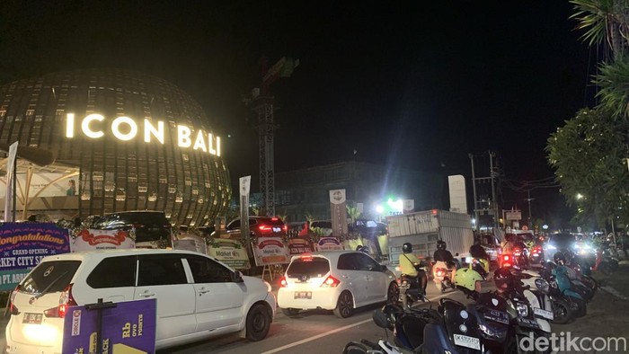 Antrean kendaraan di depan Icon Bali Mall, Jalan Danau Tamblingan, Sanur, Denpasar, Sabtu (8/6/2024). (Foto: Rizki Setyo/detikBali)