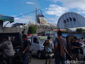 Penampakan Terkini Kebakaran KM Umsini, Asap Masih Membubung Tinggi