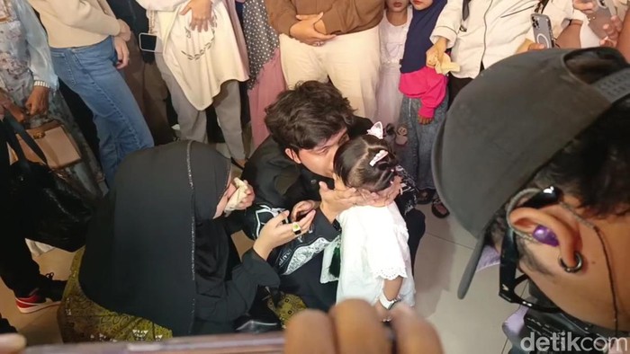Atta Halilintar dan Aurel Hermansyah menangis saat pamit pergi haji ke anak.