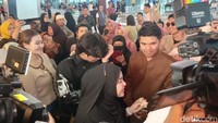Momen haru terlihat saat Atta Halilintar dan Aurel Hermansyah berpamitan kepada dua anak mereka Ameena dan Azzura di Bandara Soekarno Hatta, Banten, Minggu (9/6/2024). Foto: Febri/detikHOT
