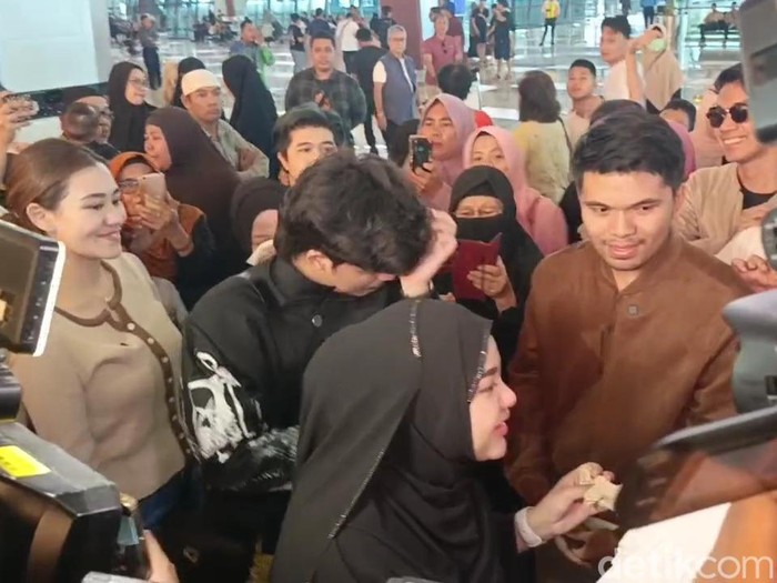Atta Halilintar dan Aurel Hermansyah menangis saat pamit pergi haji ke anak.