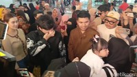 Hari ini, Atta Halilintar dan Aurel Hermansyah berangkat ke Tanah Suci untuk menunaikan ibadah haji. Foto: Febri/detikHOT
