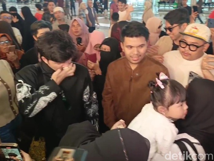 Atta Halilintar dan Aurel Hermansyah menangis saat pamit pergi haji ke anak.