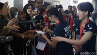 Baek Ha-na/Lee So-hee melayani permintaan tanda tangan penggemar.