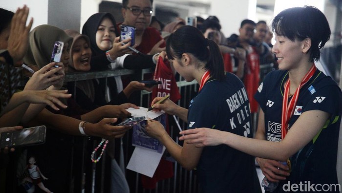 Baek Ha-na/Lee So-hee sukses menjadi juara Indonesia Open 2024. Usai menjadi juara, ganda putri Korea Selatan itu sempat menyapa penggemar yang hadir di Istora.