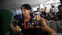 Banyak penggemar yang meminta foto bersama dengan ganda putri Korea Selatan tersebut.