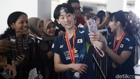 Sama seperti Baek Ha-na, Lee So-hee juga sibuk meladeni permintaan foto selfie penggemarnya.