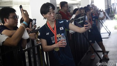 Baek/Lee Sapa Penggemar Usai Juara Indonesia Open 2024