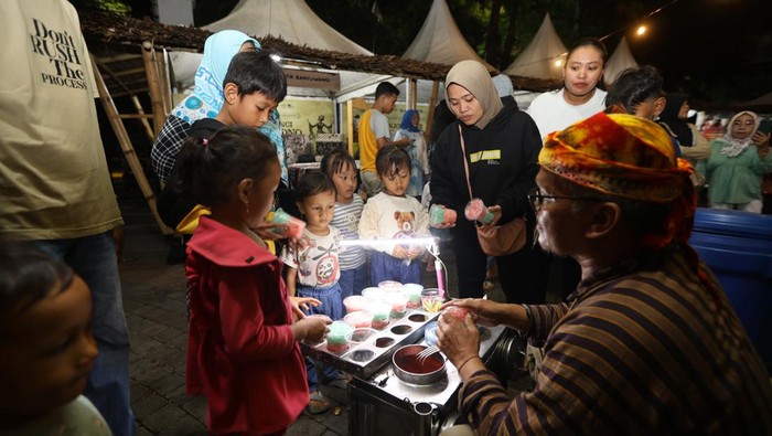 Banyuwangi Kolo Semono dipadati anak-anak hingga orang tua dengan antusias.