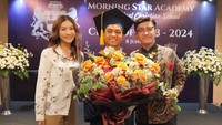 Full senyum! Sarwendah dan Ruben Onsu hadiri wisuda dampingi Betrand Peto. Foto: dok. Instagram Betrand Peto
